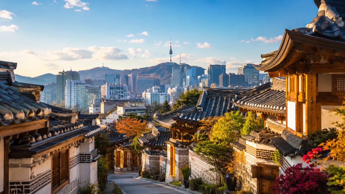 Seoul skyline and traditional hanok rooftops for South Korea AI trip planning